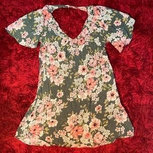 Woman’s billabong floral dress
